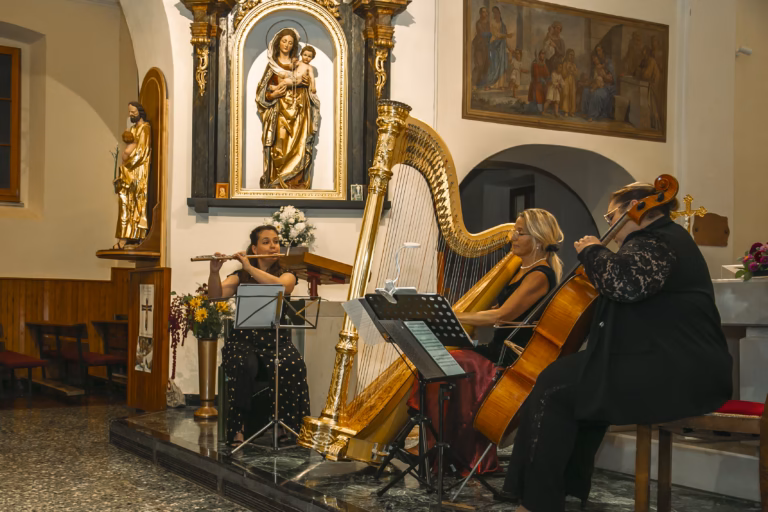 TRIO ESPRESSIVO Eva Nina Kozmus, flavta / Karmen Pečar Koritnik, violončelo / Mojca Zlobko Vajgl, harfa